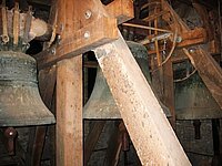 Glockenstuhl mit den drei Glocken